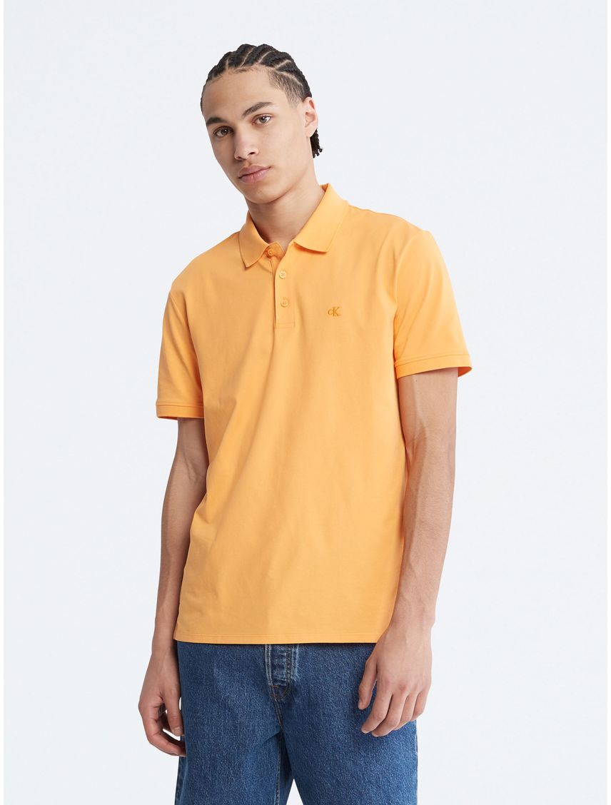 Chomba con monograma bordado