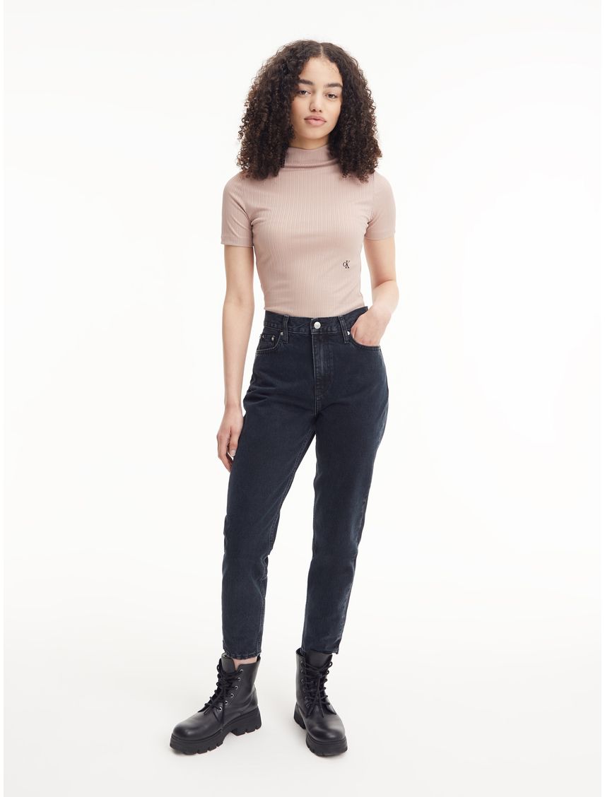 Remera con cuello alto