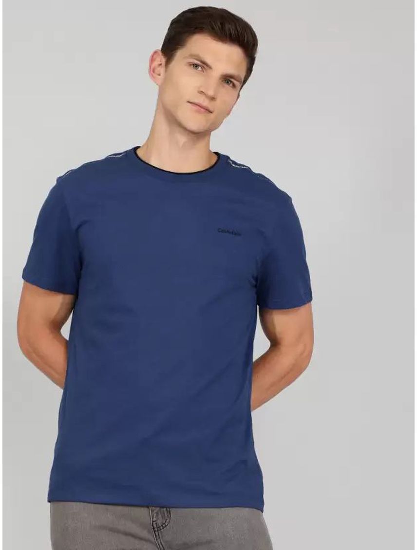 Remera manga corta con cinta distintiva en los hombros