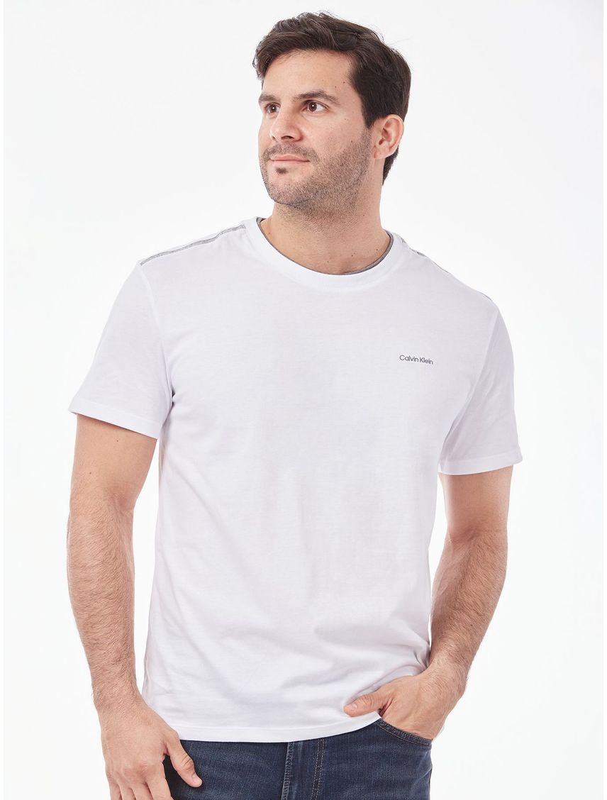 Remera manga corta con cinta distintiva en los hombros