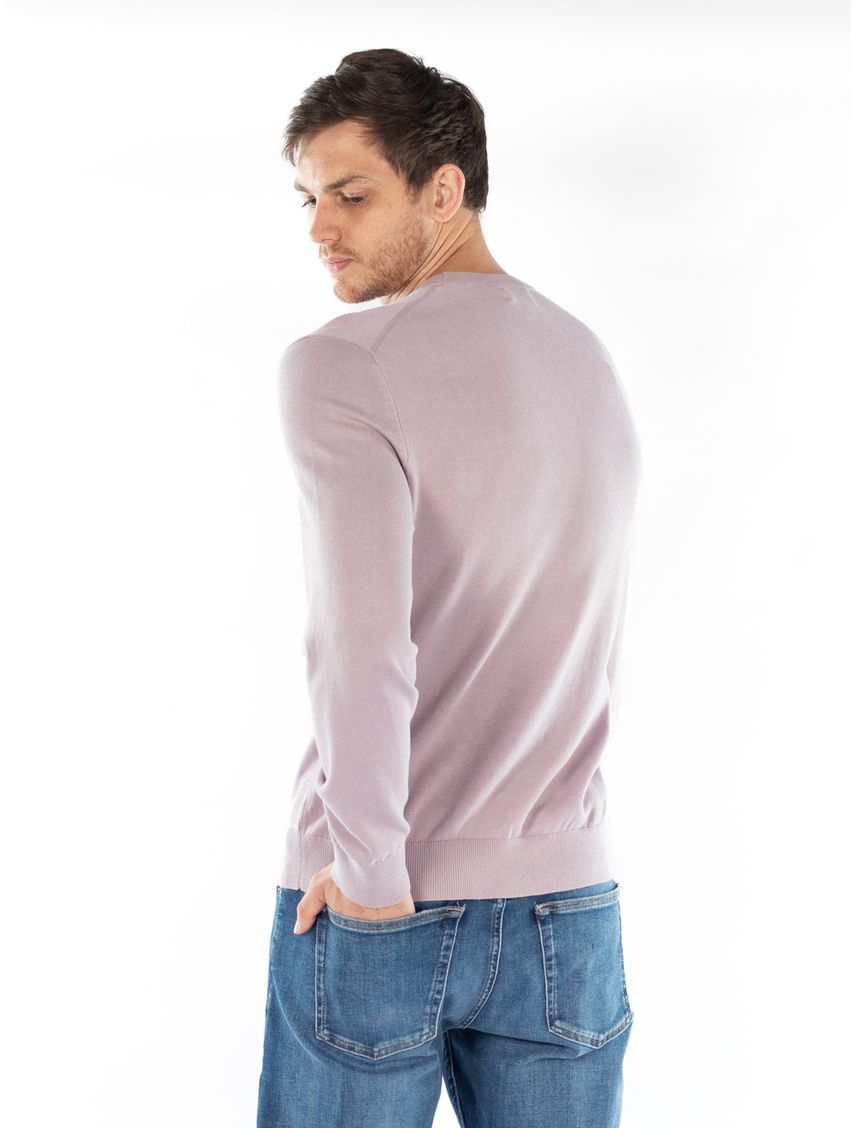 Sweater básico con logo bordado