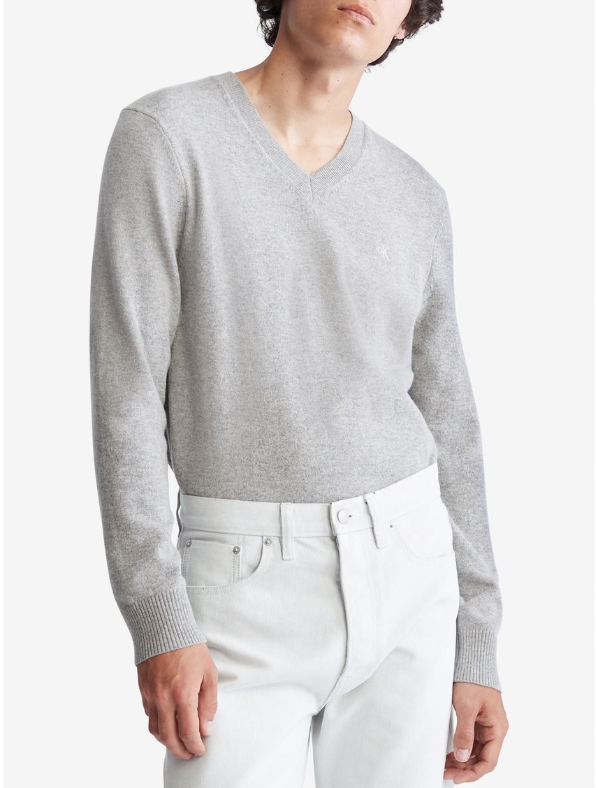 Sweater liso de merino con cuello en v