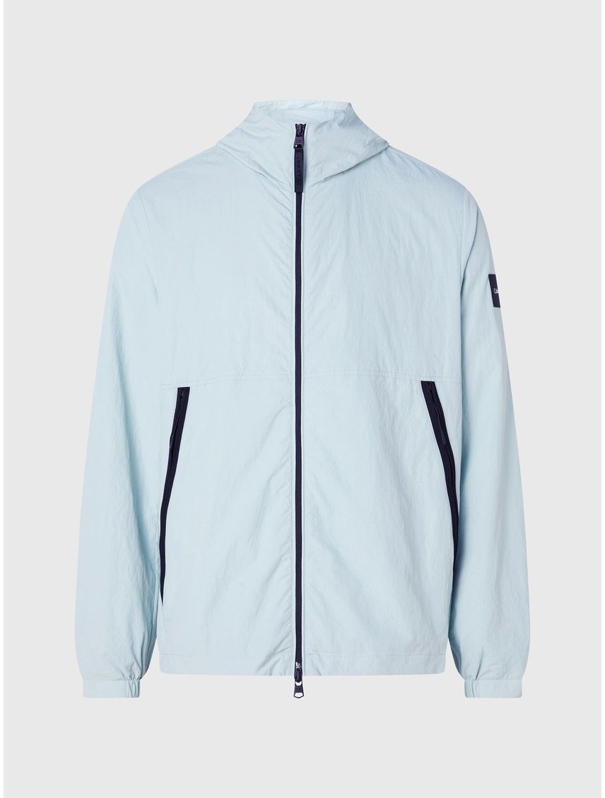 Campera con capucha de nailon reciclado