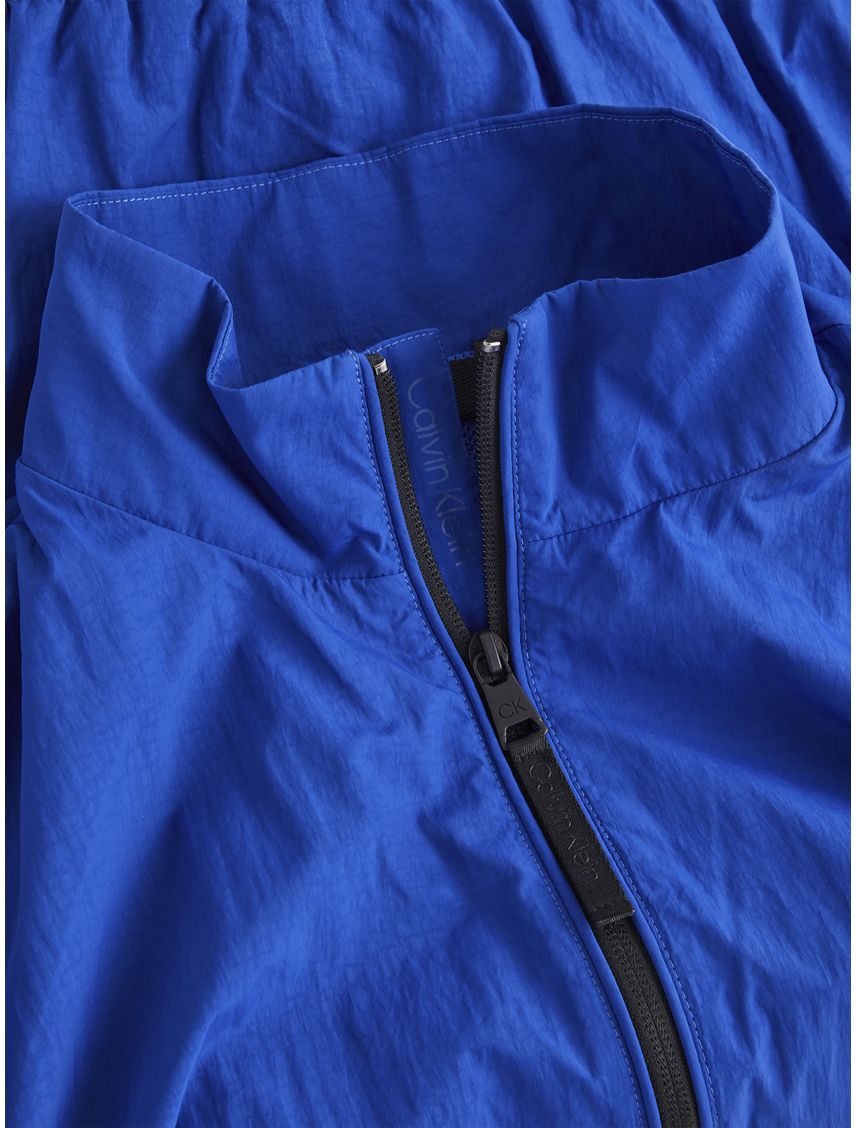 Campera de nailon arrugado