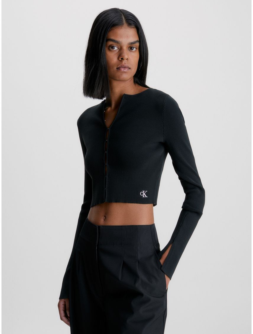 Sweater cárdigan cropped con corchete