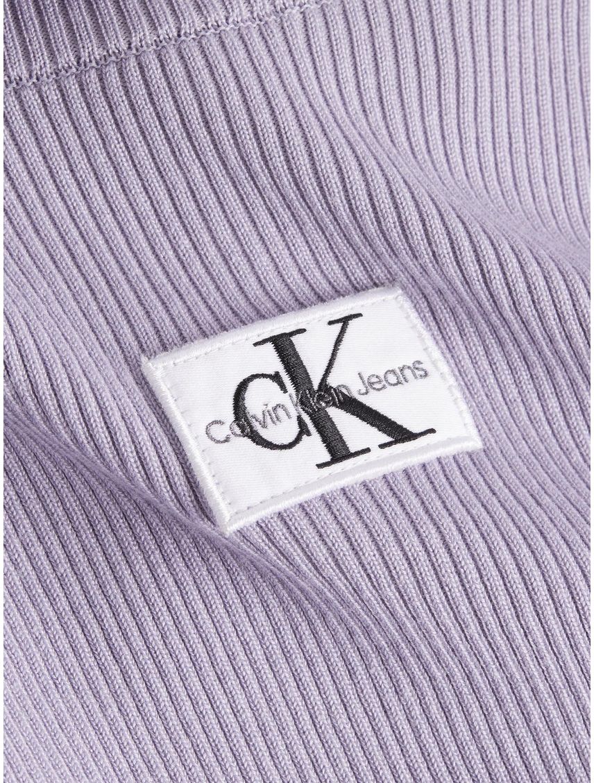 Sweater con insignia y cuello alto