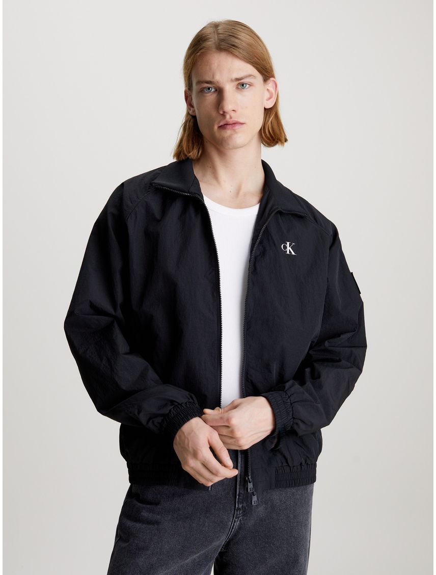 Campera bomber de nailon estructurado