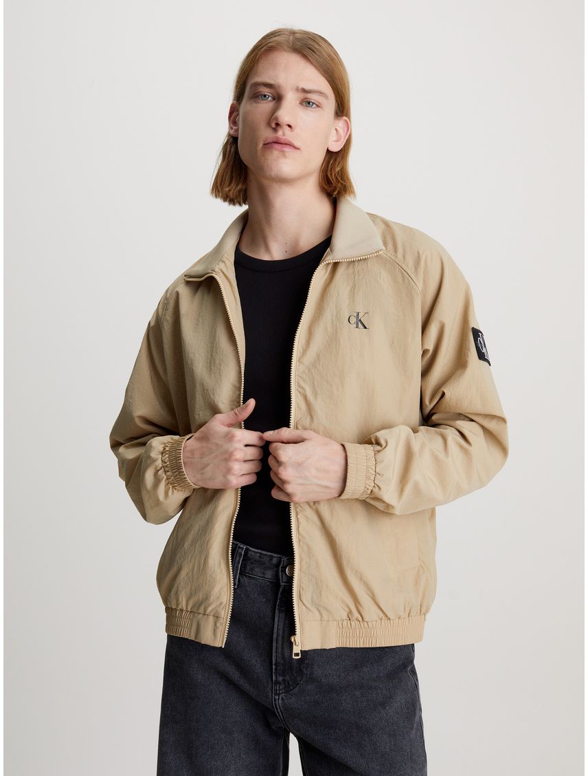 Campera bomber de nailon estructurado