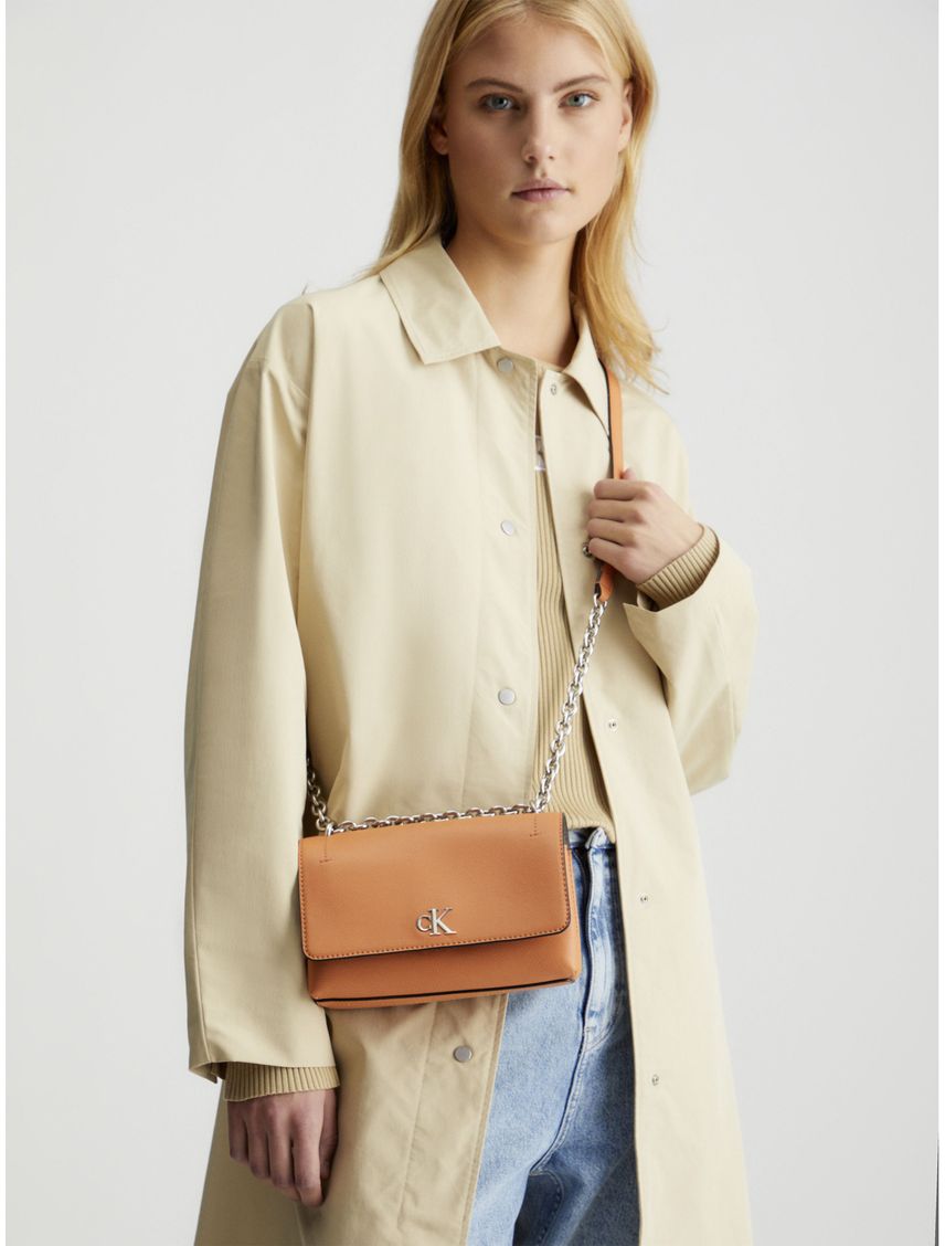 Cartera de hombro minimalista con solapa