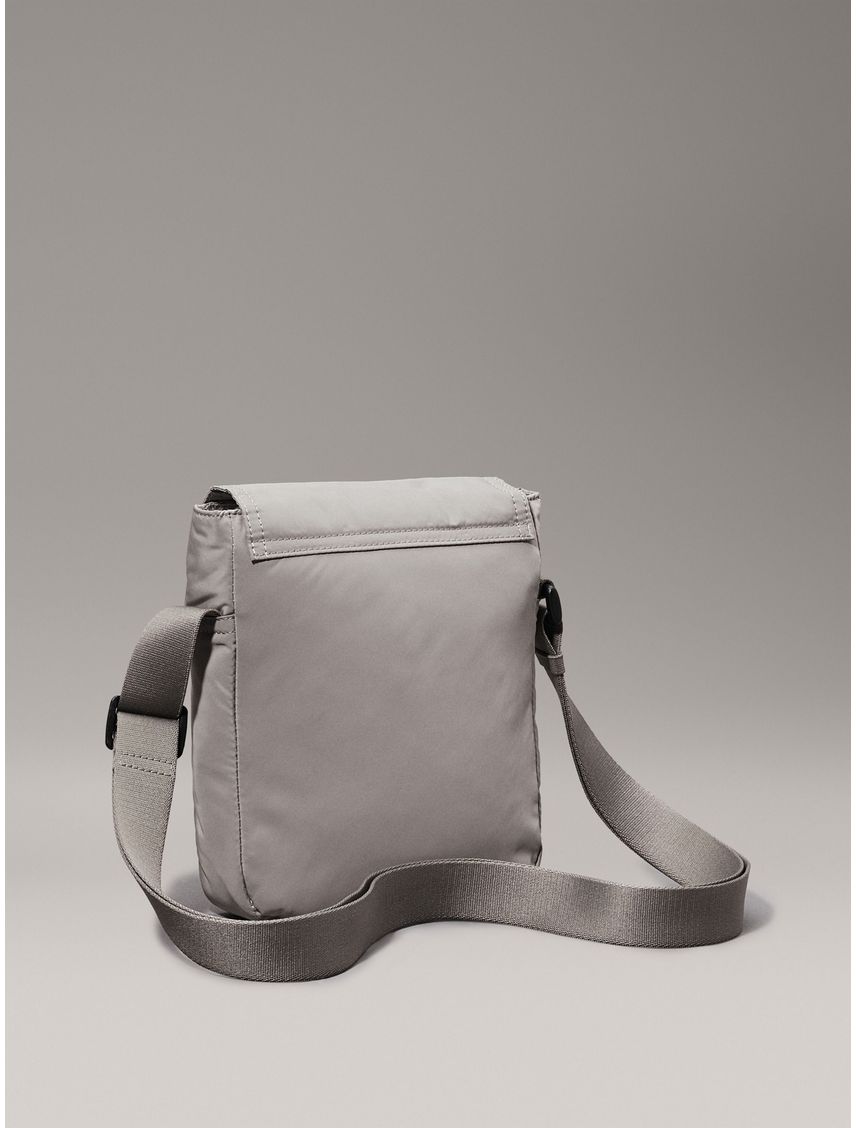 Cartera reporter con solapa y broche
