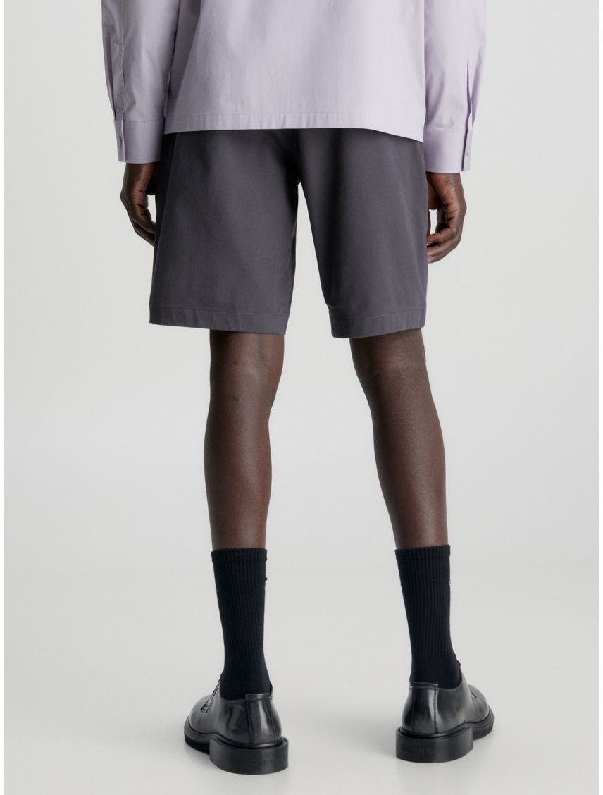 Shorts slim con cinturón de sarga