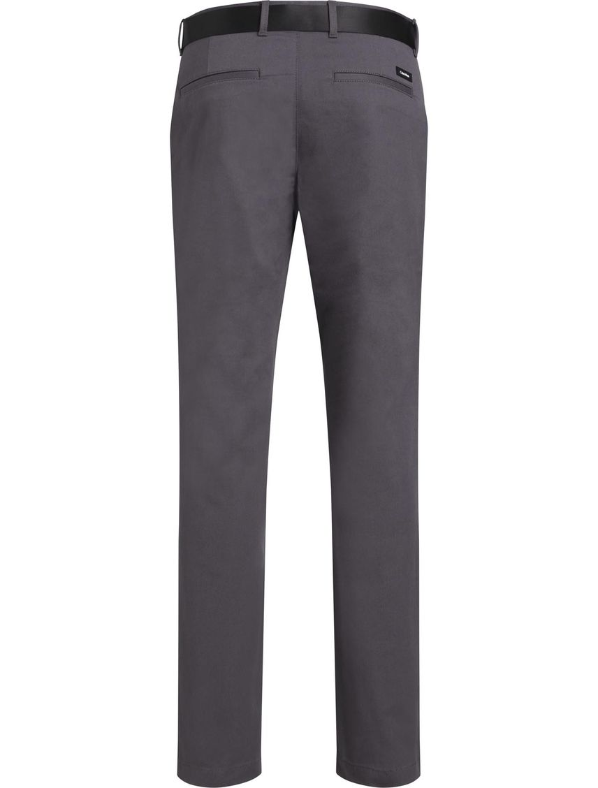 Chino slim con cinturón