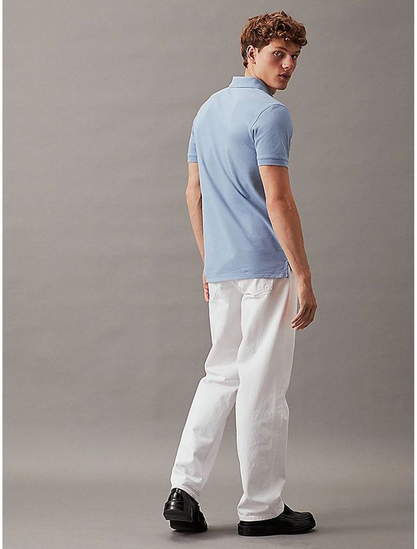 Chomba con insignia en la manga