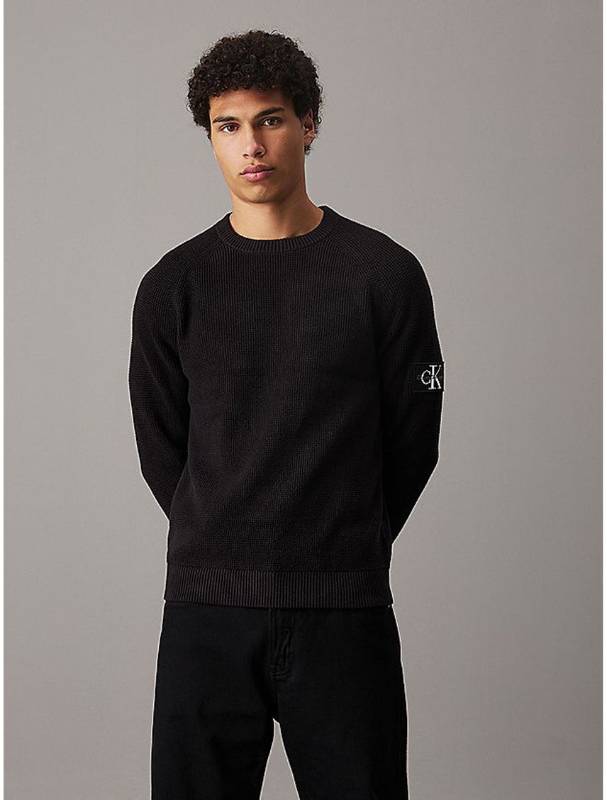 Sweater cómodo con insignia