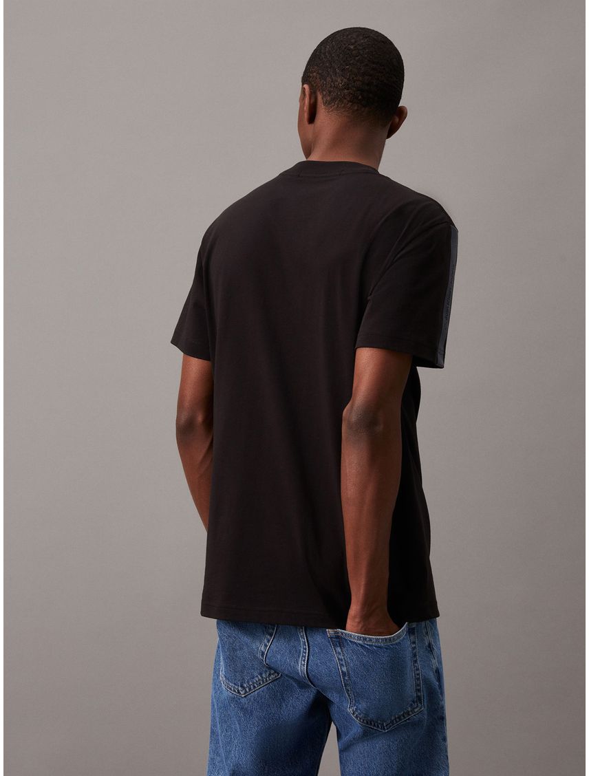 Remera con logo tape