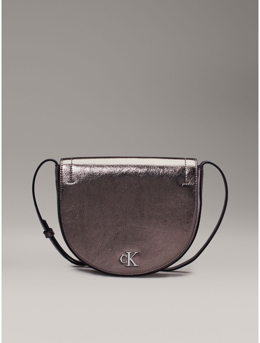 Cartera con acabado metálico