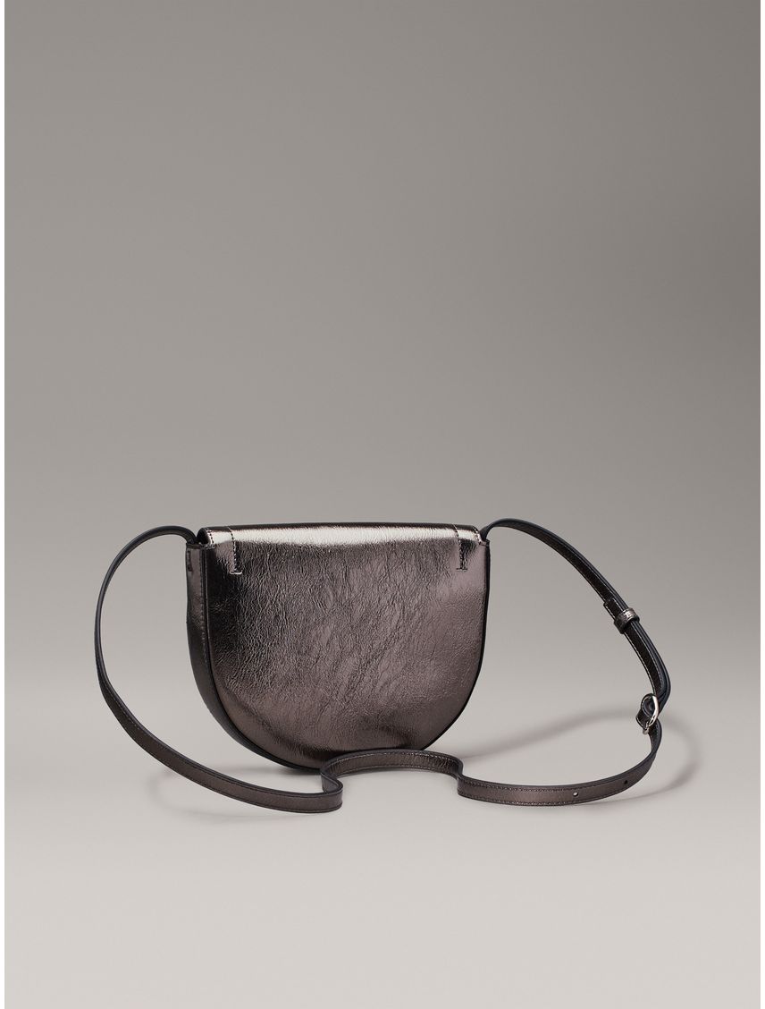 Cartera con acabado metálico