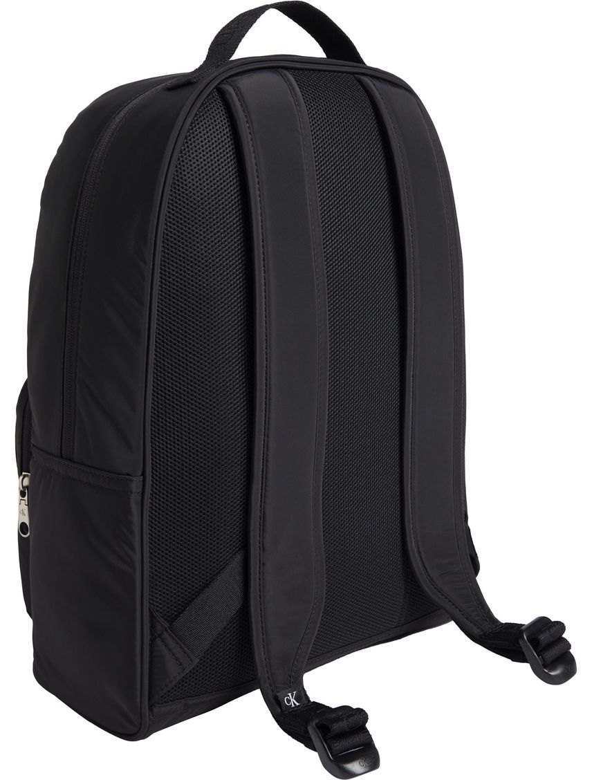 Mochila over webbing