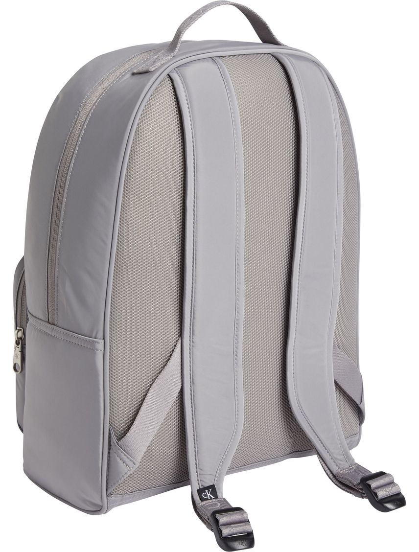 Mochila over webbing