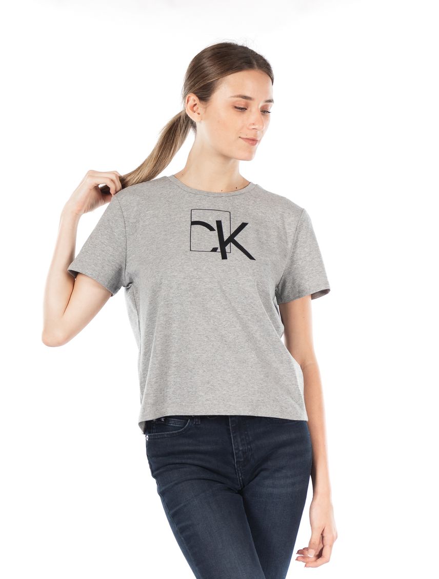Remera cropped con logo en caja