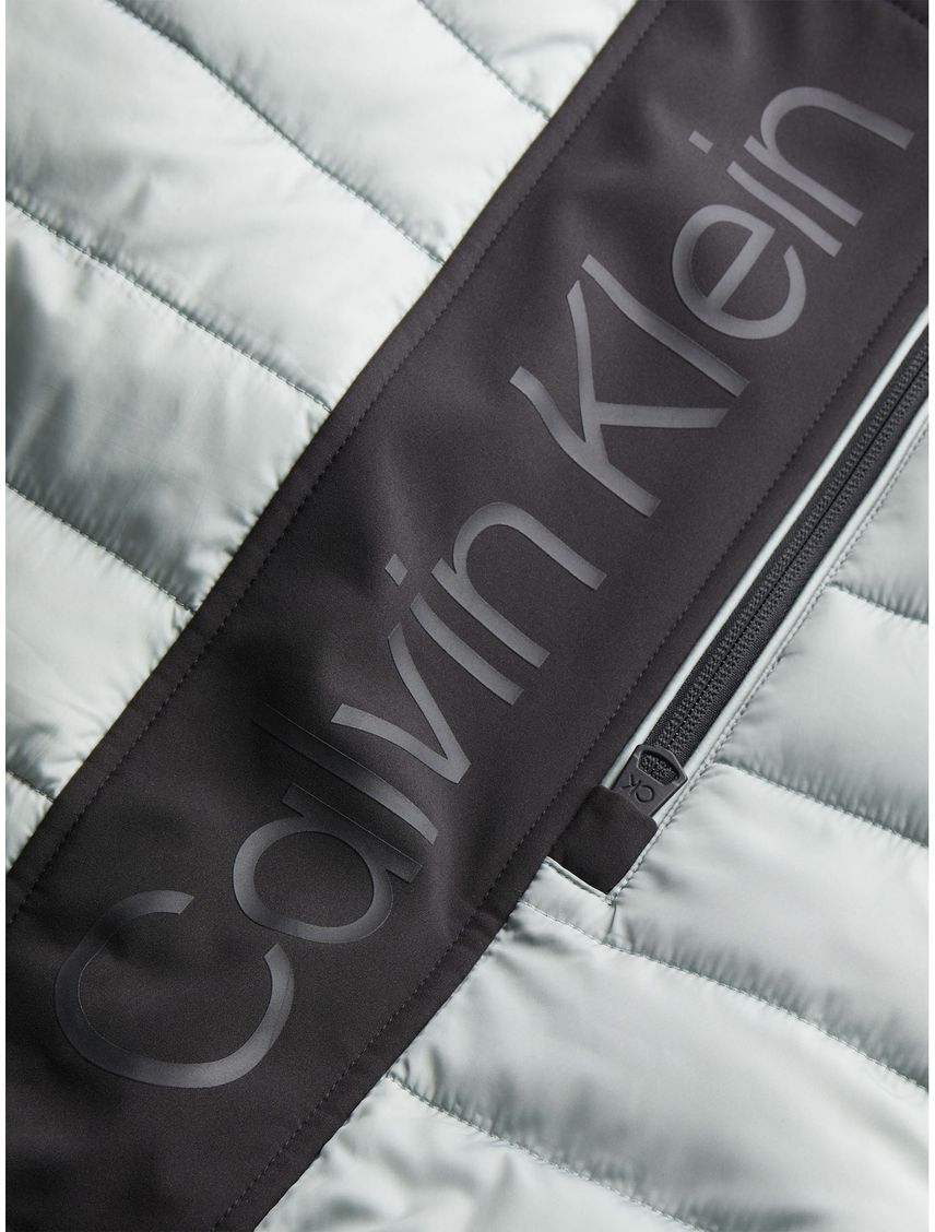 Campera de plumas de materiales reciclados