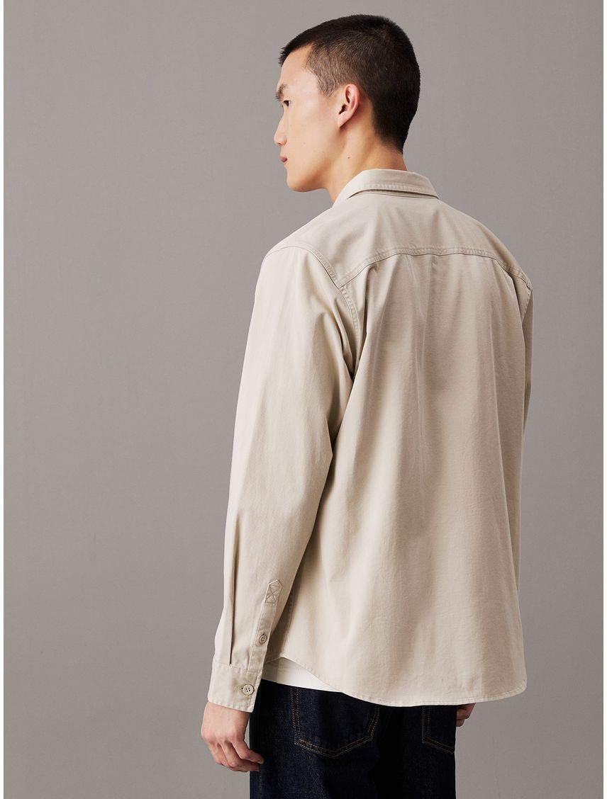 Camisa con etiqueta tejida