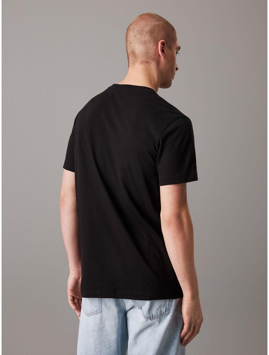 Remera con logo en la cinta