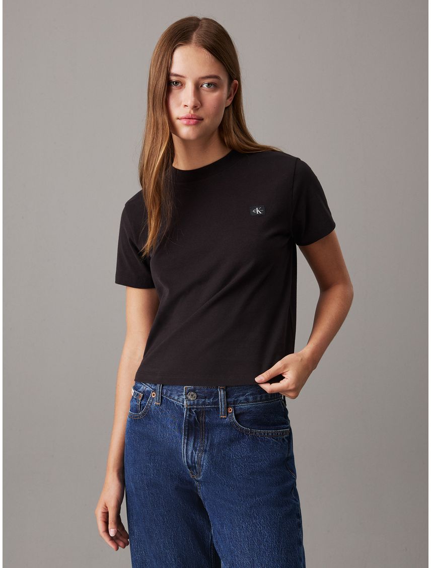 Remera con monograma e insignia