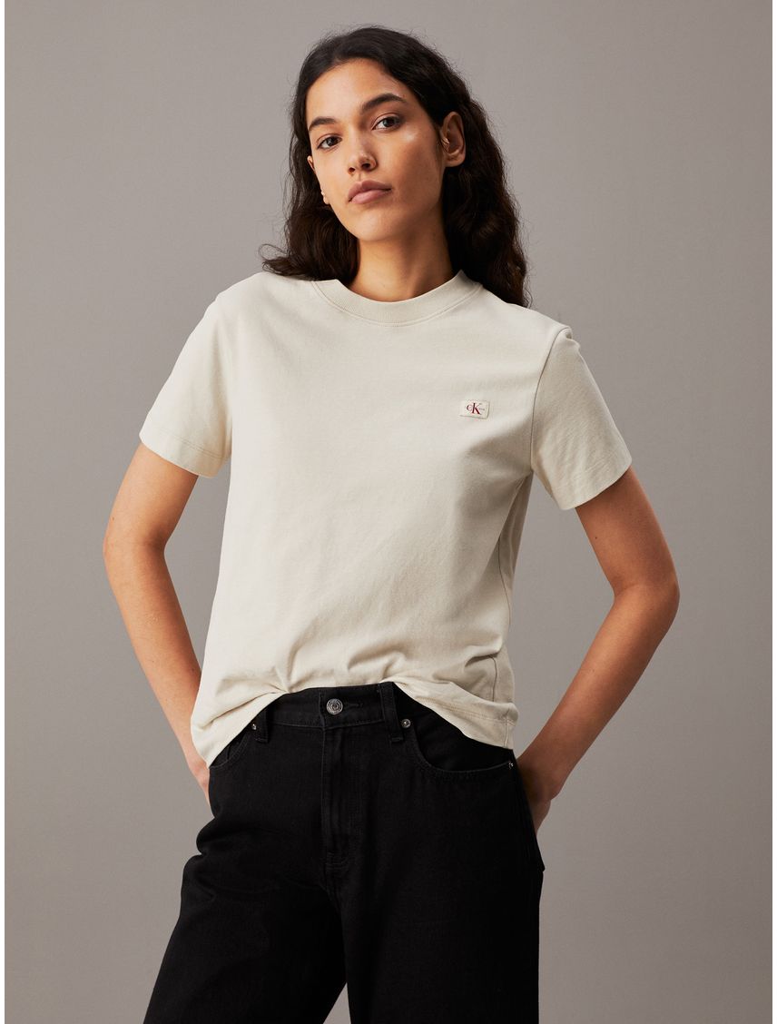 Remera con monograma e insignia