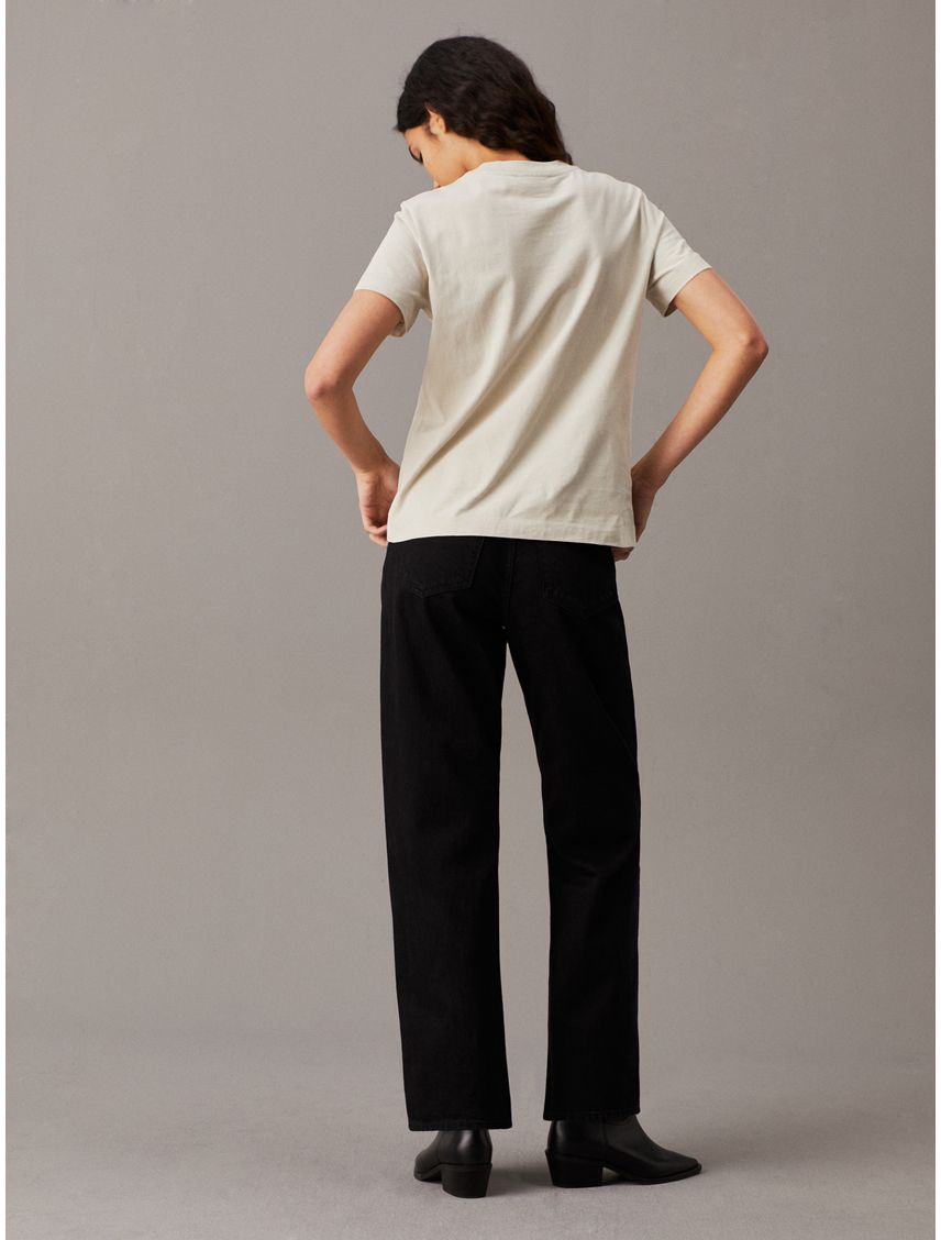 Remera con monograma e insignia
