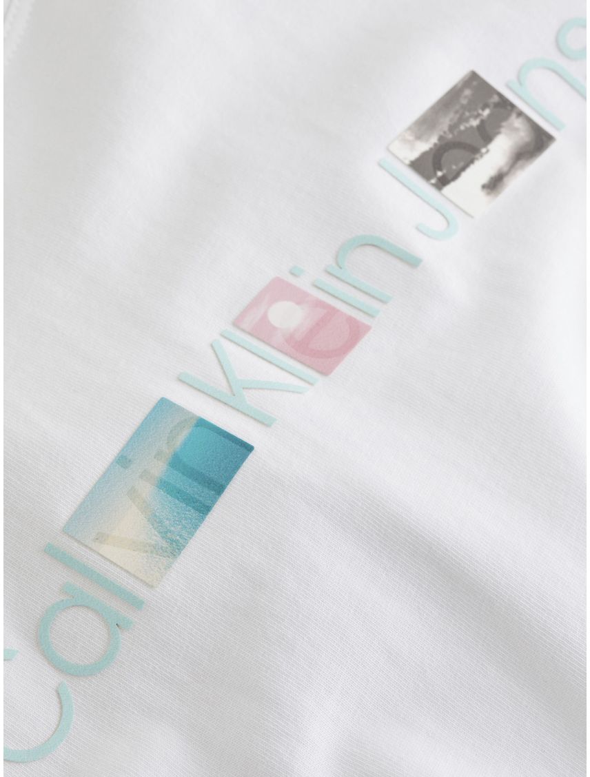 Remera con logotipo fotográfico