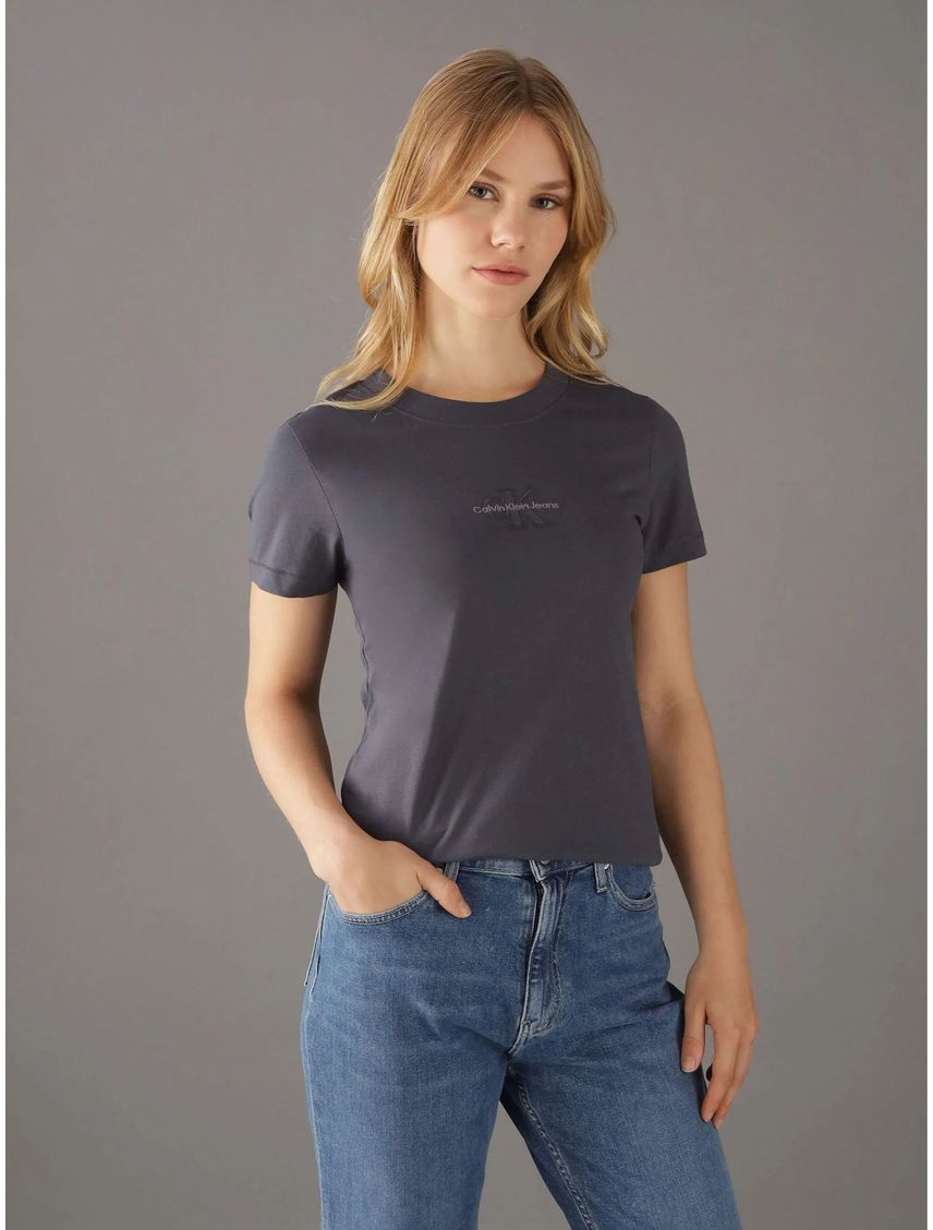 Remera slim con logotipo tonal