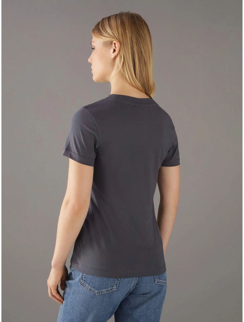 Remera slim con logotipo tonal