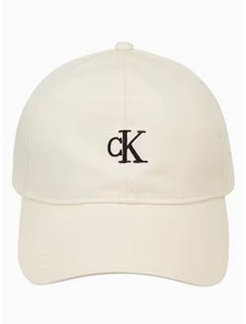 Gorra con monograma bordado