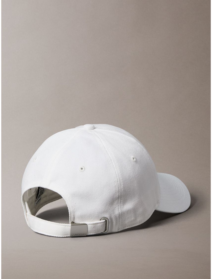 Gorra con monograma bordado