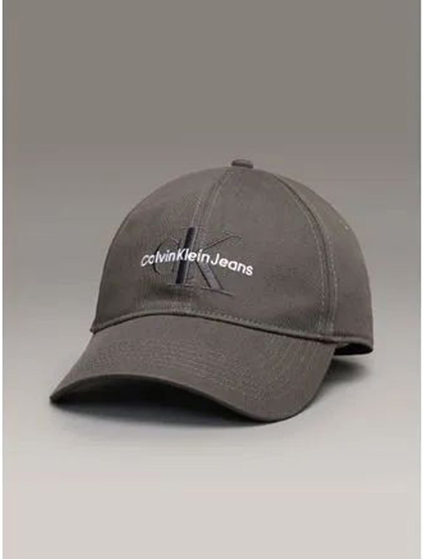 Gorra con monograma bordado