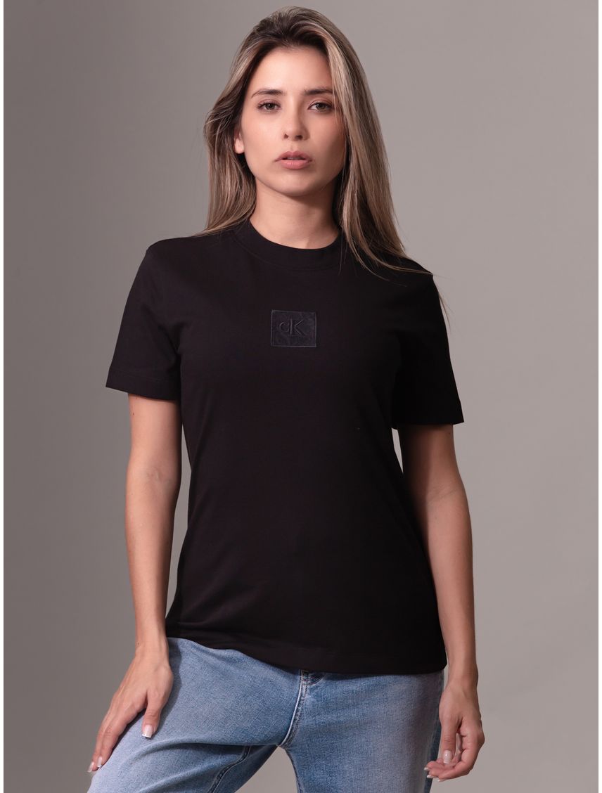 Remera con monograma e insignia