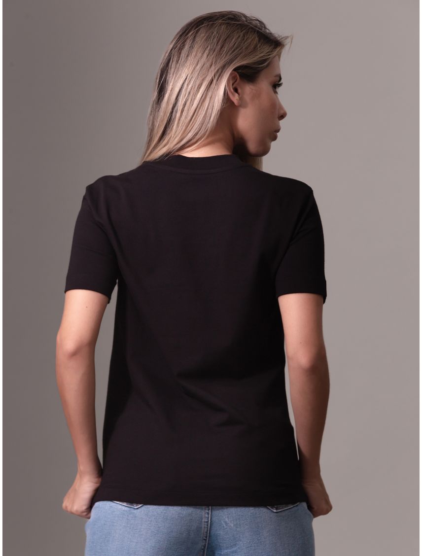 Remera con monograma e insignia