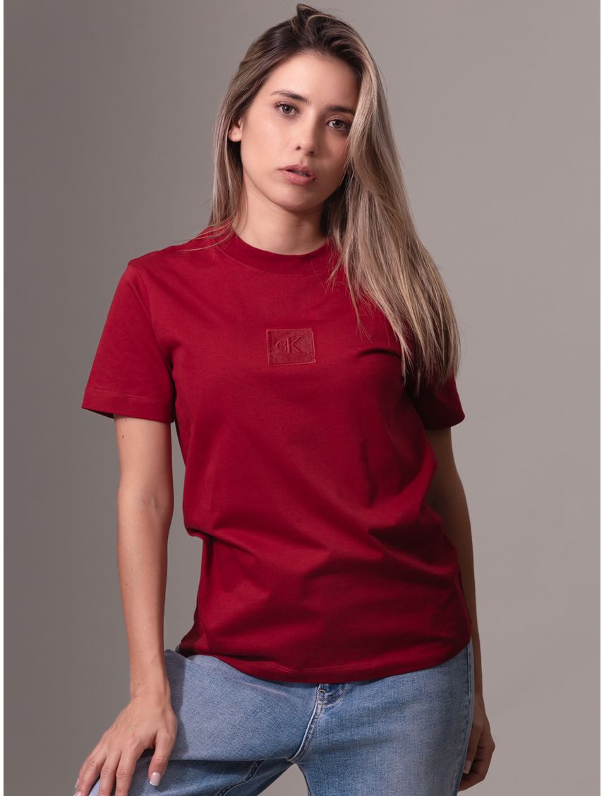 Remera con monograma e insignia