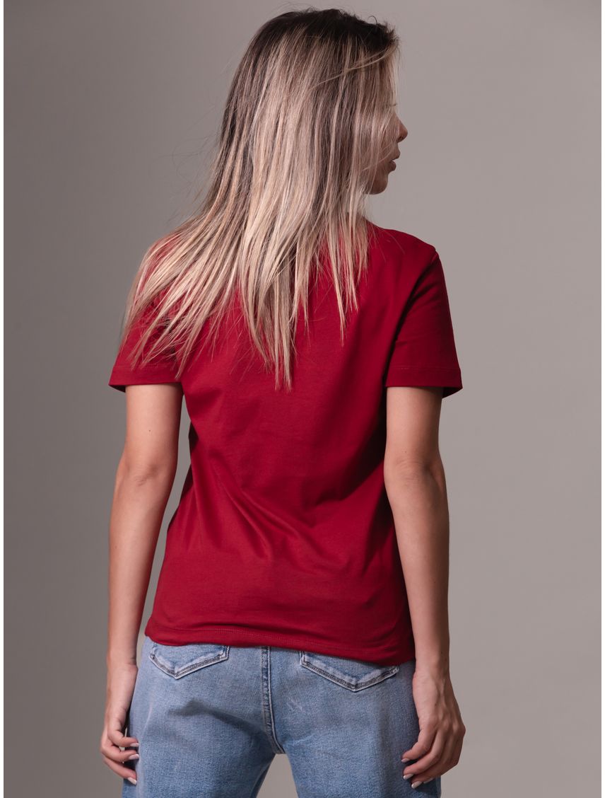 Remera con monograma e insignia