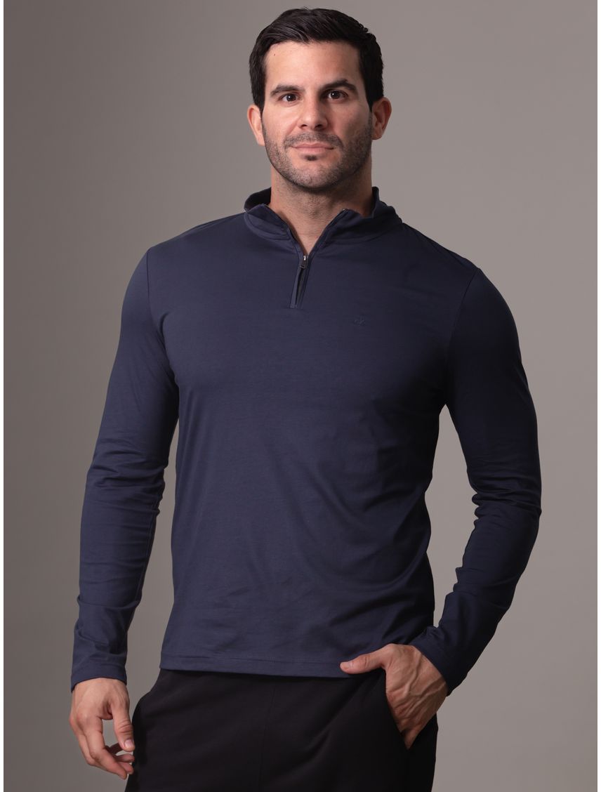 Remera con cuello alto y media cremallera