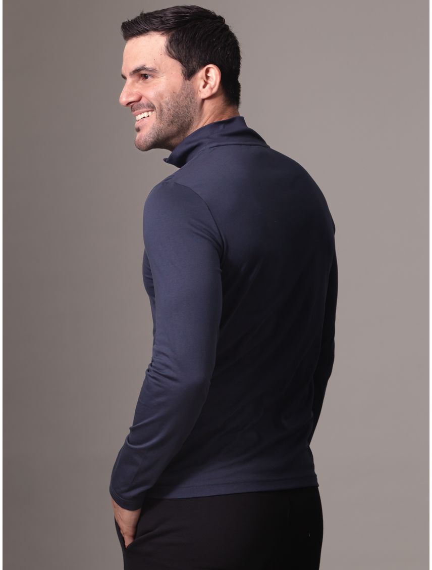 Remera con cuello alto y media cremallera
