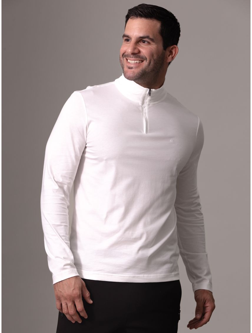 Remera con cuello alto y media cremallera