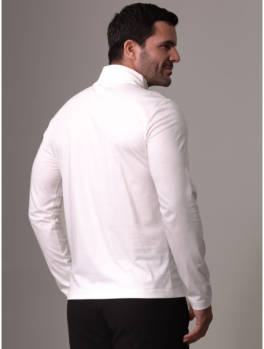 Remera con cuello alto y media cremallera