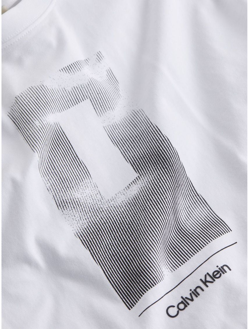 Remera con gráfico de líneas verticales