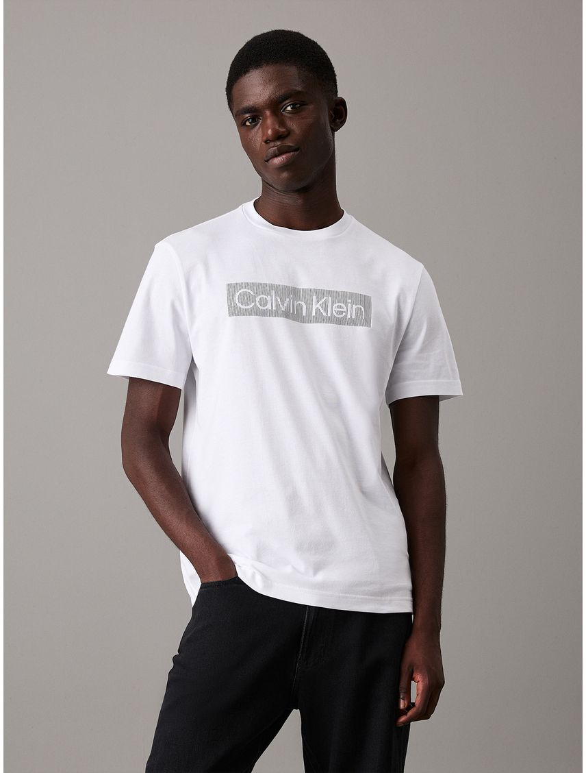 Remera con logo en caja