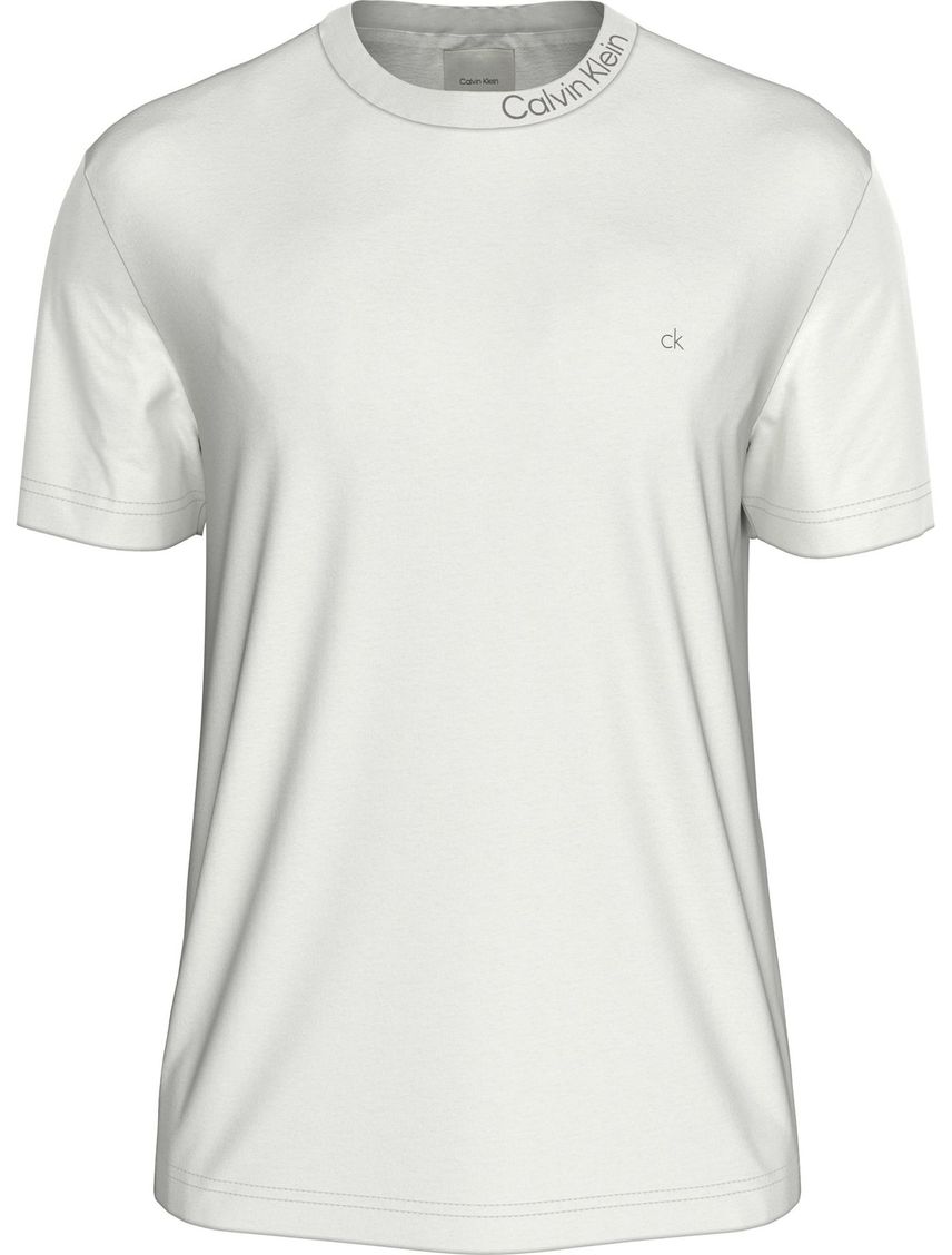 Remera con logo en el cuello