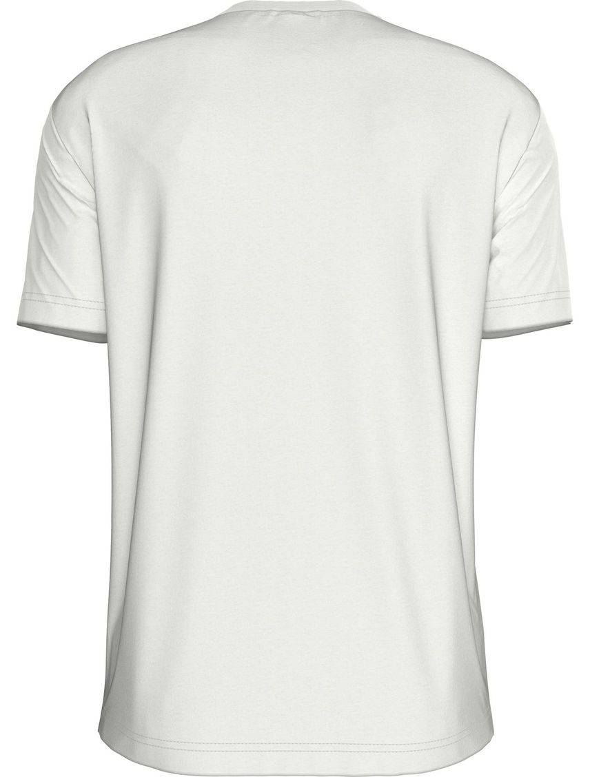 Remera con logo en el cuello