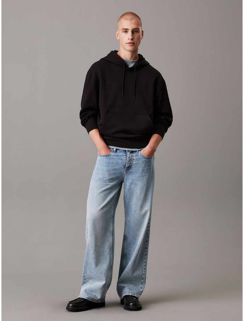 Buzo con capucha y logo en la parte trasera