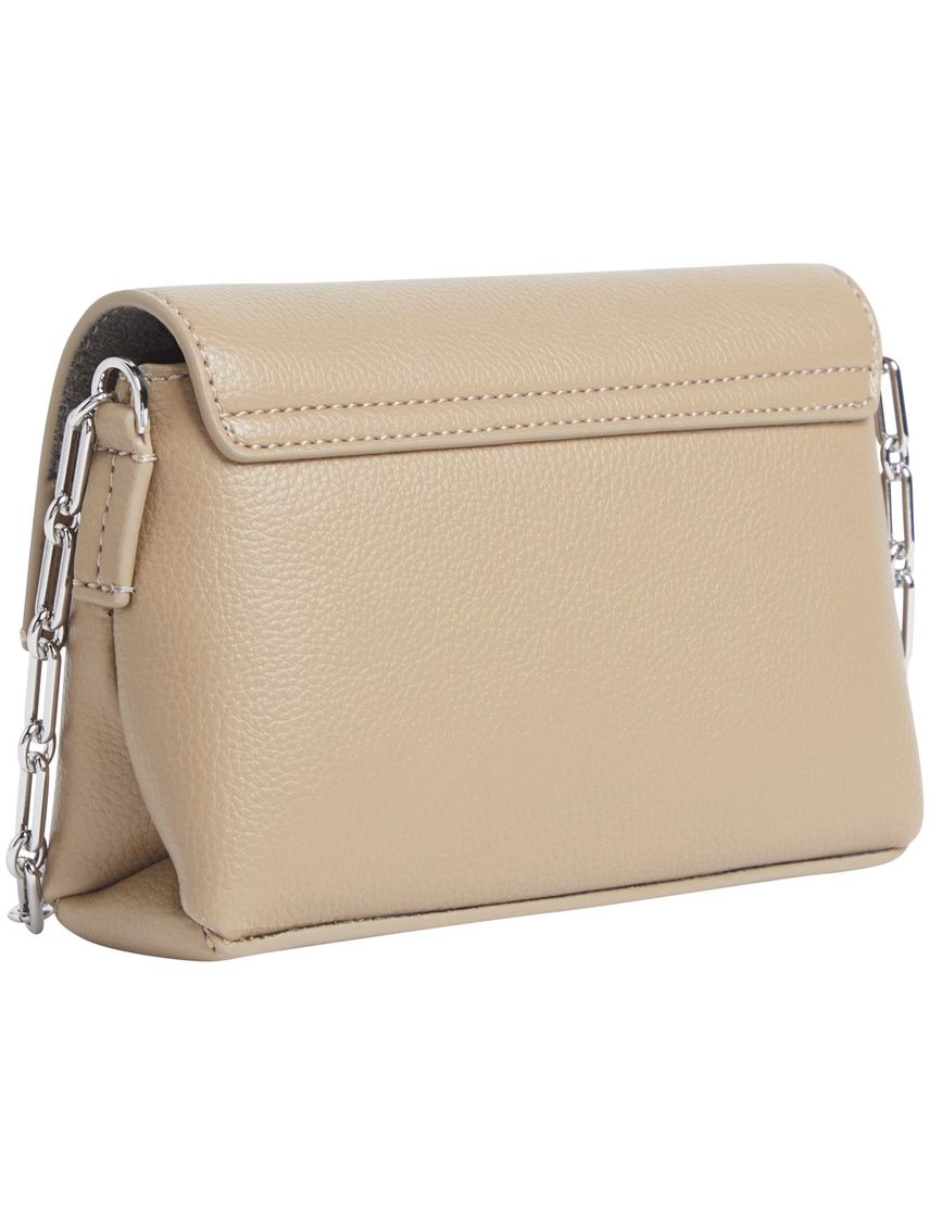 Cartera cruzada con placa y cadena